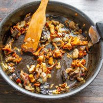 Жарим грибы с луком на небольшом огне 25-30 минут.