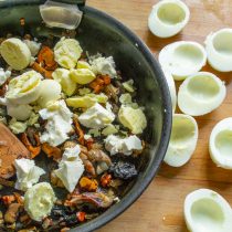 Вареные яйца остужаем, разрезаем пополам вдоль.