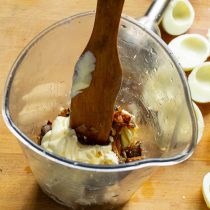 Погружным блендером измельчаем начинку до однородного состояния.