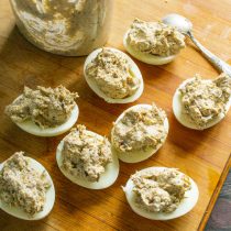 Фаршируем половинки яиц грибным фаршем.