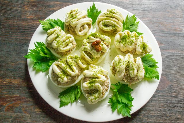 Посыпаем молотый черным перцем или «зеленым порошком» - это сушеный укроп с петрушкой, перемолотый в кофемолке в пыль. Получается вкусно и эффектно.