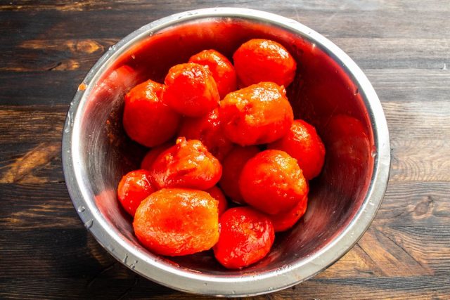 Подготовка помидоров: бланширование в кипятке, охлаждение в холодной воде и аккуратное снятие кожицы перед дальнейшей переработкой.