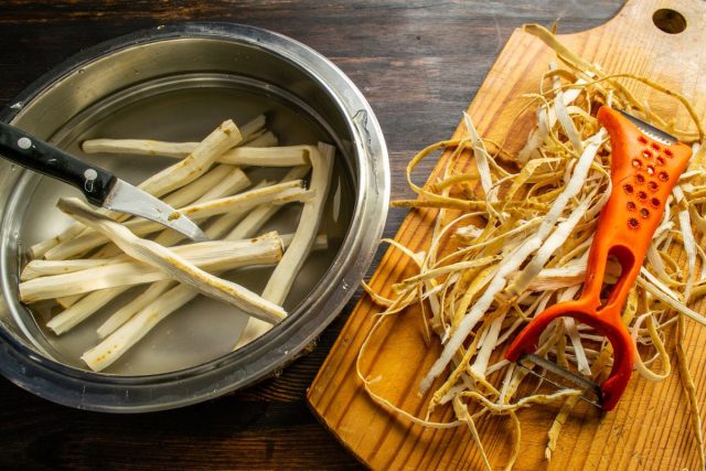 Корни хрена: замачиваем в холодной воде, тщательно моем абразивной мочалкой, скоблим овощным скребком и оставляем в воде.