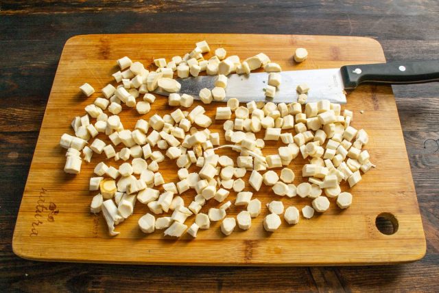 Нарезаем хрен: делаем мелкие кусочки, чтобы удобно измельчать дальше.