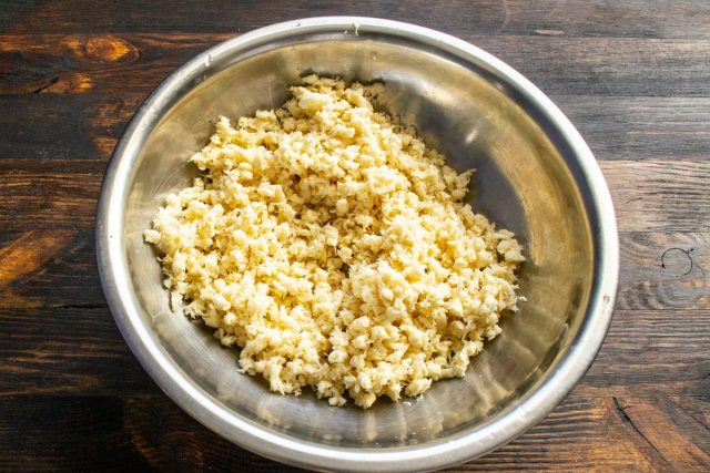 Измельчаем хрен: прокручиваем через мясорубку с мелкой решёткой, надеваем пакет, чтобы резкий запах не разлетался по кухне.