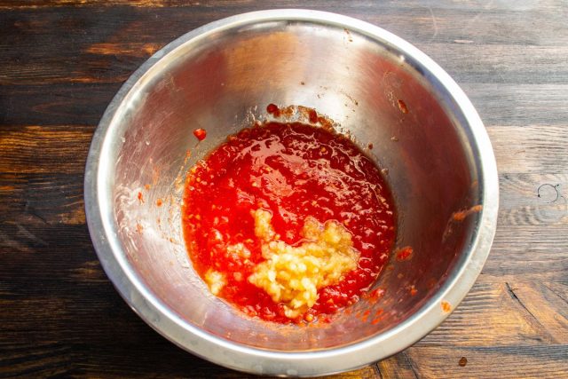 Помидоры и чеснок: разрезаем помидоры, по желанию удаляем семена, чистим чеснок и пропускаем через мясорубку вместе с помидорами.