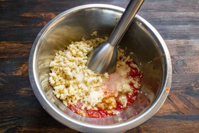 Делаем текстуру мягче: используем погружной блендер, измельчаем несколько минут до однородного пюре.