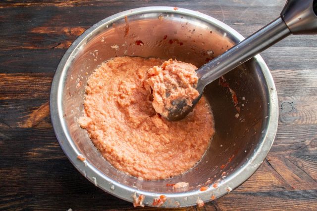 Готовим банки: моем, ополаскиваем кипятком или стерилизуем, раскладываем хреновину, уплотняем, герметично закрываем и убираем в холодное место.