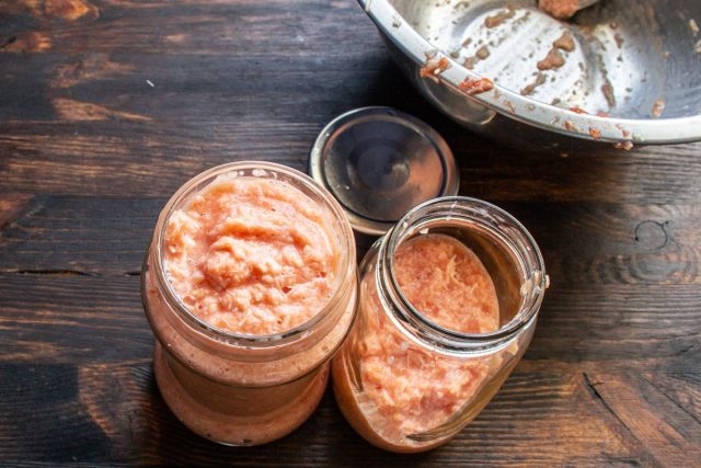 Настаиваем: оставляем хреновину на 2–3 дня, после чего она готова как острая приправа к мясу.