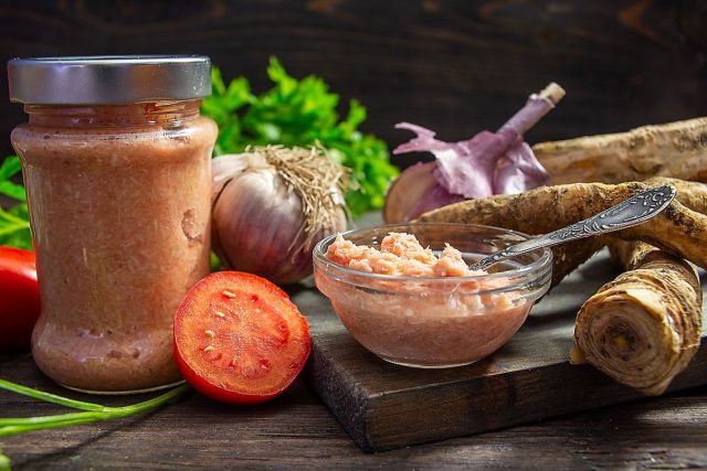 Хреновина с помидорами и чесноком