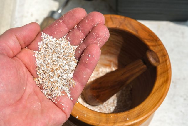 Измельченная в тонкую пудру яичная скорлупа — доступный и эффективный источник кальция. Такой порошок работает как мягкий раскислитель почвы и дренаж, укрепляя клеточные стенки растений и защищая от болезней.