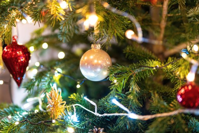 Если ветки опустились и хвоя желтеет, доливайте горячую воду, создайте локальный микроклимат с влажной тканью или емкостью с водой и облегчите вес тяжёлых игрушек, чтобы дерево дольше оставалось свежим.