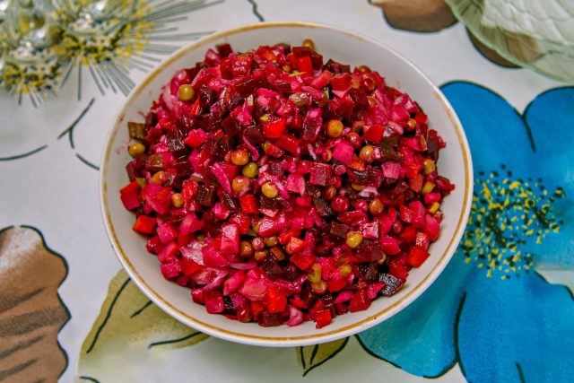 Казалось бы, куда полезнее? Но и тут есть нюанс. Маринованные огурцы задерживают воду и не содержат вообще никаких полезных элементов, а вареные картофель и свекла — это высокая концентрация крахмала и сахаров.