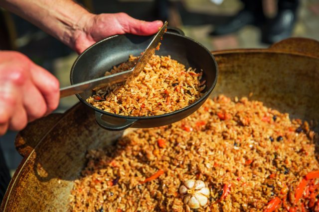 Плов, поданный задолго до полуночи, создаст сытную «подложку» и атмосферу восточного гостеприимства.