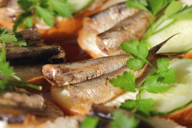 Любимые бутерброды со шпротами станут легче, если заменить мягкий батон на хрустящий тост, а лишнее масло с рыбы промокнуть салфеткой.