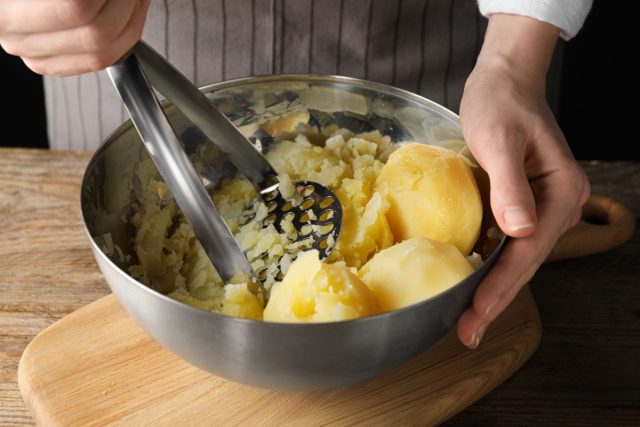 Классическое пюре очень плотное и сытное: если переборщить с маслом, у гостей может просто не остаться сил на основное горячее.