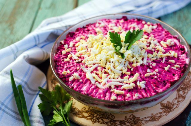 Секрет идеальной «Шубы» — запеченные, а не вареные овощи. Салат держит форму и имеет насыщенный вкус.