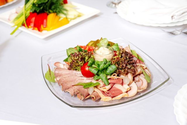 Домашняя буженина и свежие овощи — здоровая альтернатива жирной магазинной колбасе.