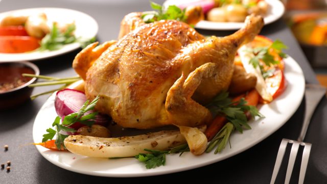 Запекайте птицу с яблоками или цитрусовыми — фрукты заберут лишний жир и придадут мясу тонкий аромат.