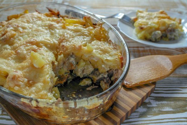 Для мяса по-французски используйте нежирное мясо и сметанный соус вместо майонеза, чтобы любимое блюдо стало легче и полезнее.