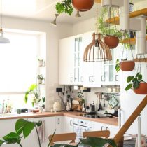 Подвесные кашпо можно размещать во вполне неожиданных местах, например, прикрепляя их к выступающим ступенькам лестницы, как показано на фото. Подвесные кашпо можно размещать во вполне неожиданных местах, например, прикрепляя их к выступающим ступенькам лестницы, как показано на фото.