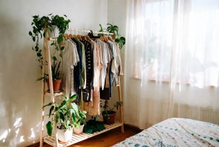 Для открытых вешалок лучше выбирать пышные ампельные растения, которые будут хорошо разрастаться. Для открытых вешалок лучше выбирать пышные ампельные растения, которые будут хорошо разрастаться.