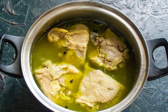 Для цвета добавляем куркуму. Готовим курицу на маленьком огне, прикрыв кастрюлю крышкой. Остужаем в бульоне.