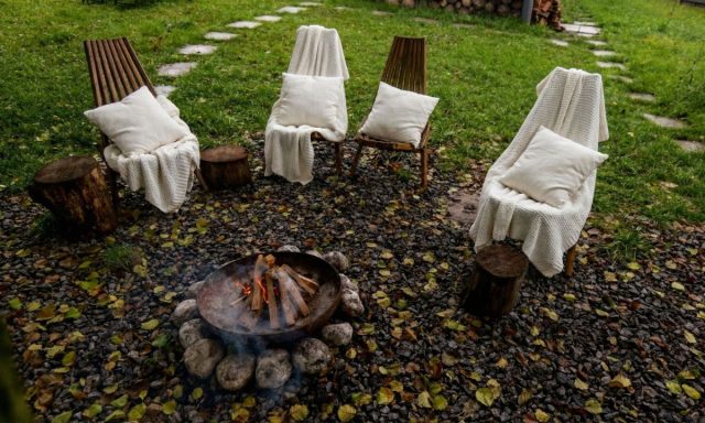 Светлая садовая мебель и/или текстиль (накидки, пледы, подушки, скатерти, коврики) добавят «лунному» саду света. Светлая садовая мебель и/или текстиль (накидки, пледы, подушки, скатерти, коврики) добавят «лунному» саду света.