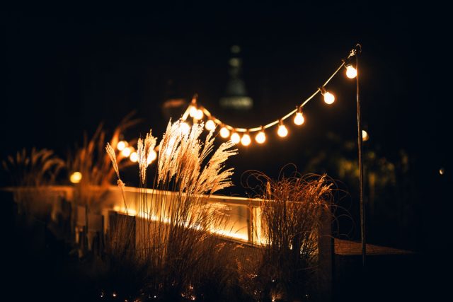 Теплый белый (в районе 3000 К, что немного холоднее, чем лампы накаливания) делает атмосферу в саду более уютной, а более холодный (4000 К и выше) – добавляет таинственности и мистичности. Теплый белый (в районе 3000 К, что немного холоднее, чем лампы накаливания) делает атмосферу в саду более уютной, а более холодный (4000 К и выше) – добавляет таинственности и мистичности.