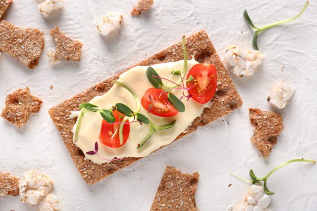 Хлебцы часто делают методом «взрыва» зерна, что убивает полезные вещества. Это сухие калории, которые раздувают желудок, создавая ложное чувство сытости. Через час вы снова захотите есть. Цельнозерновой хлеб на закваске сытнее. и даже полезнее.