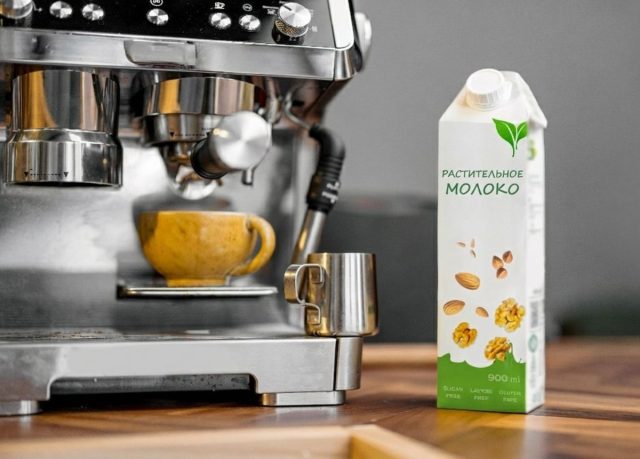 Часто это просто вода с минимальным количеством орехов, зато щедро сдобренная сахаром и загустителями вроде каррагинана, который вреден для кишечника. Если нет непереносимости лактозы, пейте обычное молоко или делайте ореховое дома.