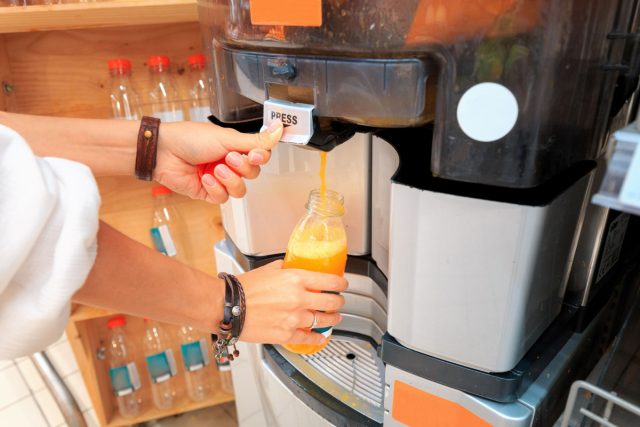 Стакан сока — это концентрат сахара из нескольких фруктов, лишенный клетчатки. Такой напиток мгновенно перегружает печень фруктозой. Мода на соковый детокс может привести к проблемам с обменом веществ. Ешьте фрукты целиком!