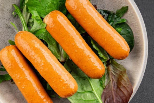 Это ультра-переработанный продукт, далекий от здорового питания. Соевый изолят, крахмал, масла и ароматизаторы — вот настоящий состав. Фитоэстрогены сои могут влиять на гормональный фон. Чечевица или тофу — вот правильный выбор.