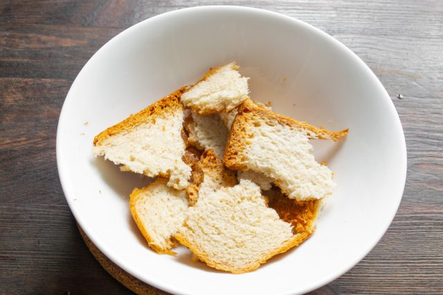 Тонкий ломтик вчерашнего белого хлеба поливаем холодным молоком или сливками, разминаем в кашицу. Тонкий ломтик вчерашнего белого хлеба поливаем холодным молоком или сливками, разминаем в кашицу.