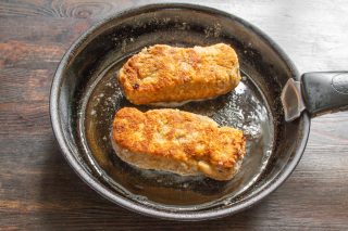 Разогреваем в сковороде 2–3 столовые ложки растительного масла, выкладываем рулетики и обжариваем их с двух сторон до золотистой корочки. Разогреваем в сковороде 2–3 столовые ложки растительного масла, выкладываем рулетики и обжариваем их с двух сторон до золотистой корочки.