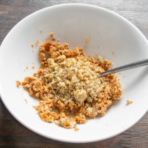 Орехи нужно хорошо раскрошить и размять, чтобы выделилось ореховое масло. Измельченные орехи добавляем к хлебной кашице Орехи нужно хорошо раскрошить и размять, чтобы выделилось ореховое масло. Измельченные орехи добавляем к хлебной кашице