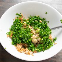 Обрываем листики петрушки, режем очень мелко. Добавляем 2 столовые ложки измельченной зелени в начинку. Обрываем листики петрушки, режем очень мелко. Добавляем 2 столовые ложки измельченной зелени в начинку.