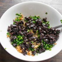 Промываем чернослив, нарезаем мелко. Добавляем нарезанный чернослив в начинку. Промываем чернослив, нарезаем мелко. Добавляем нарезанный чернослив в начинку.