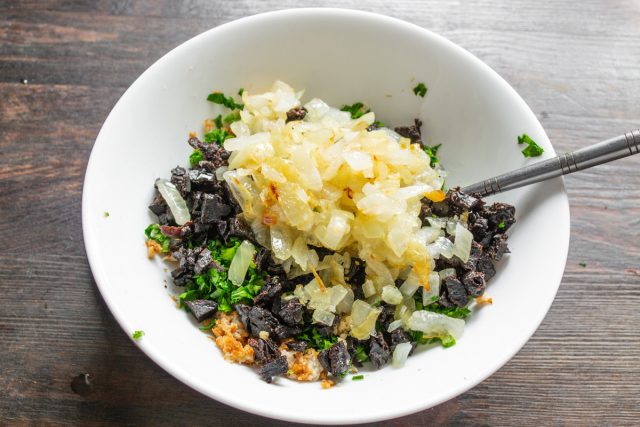 Лук мелко нарезаем кубиками и пассеруем на смеси сливочного и растительного масла до мягкости, после чего добавляем его в начинку. Лук мелко нарезаем кубиками и пассеруем на смеси сливочного и растительного масла до мягкости, после чего добавляем его в начинку.