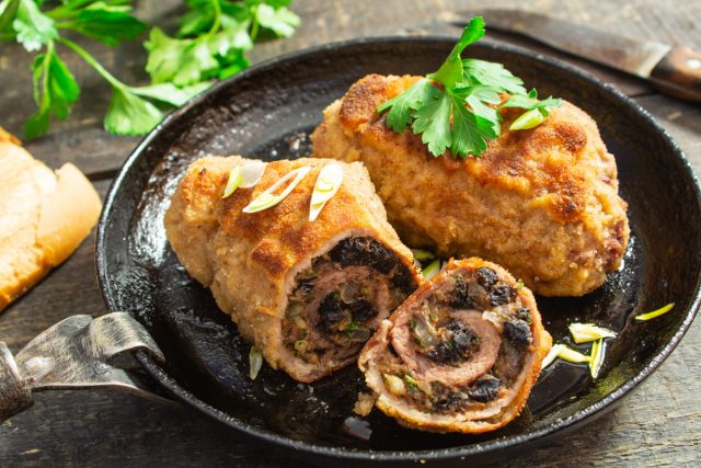 Рулетики из свинины с орехами Рулетики из свинины с орехами