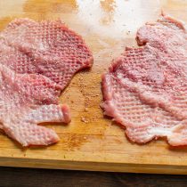 Начинку делим пополам, выкладываем на отбитое мясо. Разравниваем начинку по отбивной так, чтобы по краям оставалось свободным примерно пол сантиметра Начинку делим пополам, выкладываем на отбитое мясо. Разравниваем начинку по отбивной так, чтобы по краям оставалось свободным примерно пол сантиметра