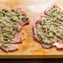 Начинку делим пополам, выкладываем на отбитое мясо. Разравниваем начинку по отбивной так, чтобы по краям оставалось свободным примерно пол сантиметра Начинку делим пополам, выкладываем на отбитое мясо. Разравниваем начинку по отбивной так, чтобы по краям оставалось свободным примерно пол сантиметра