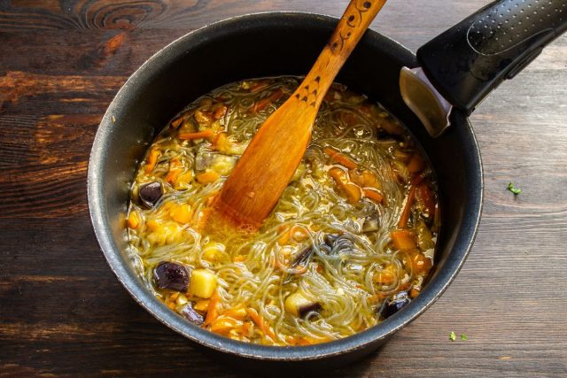 Перчим, даем настояться и при желании нарезаем длинную лапшу ножницами прямо в кастрюле. Перчим, даем настояться и при желании нарезаем длинную лапшу ножницами прямо в кастрюле.