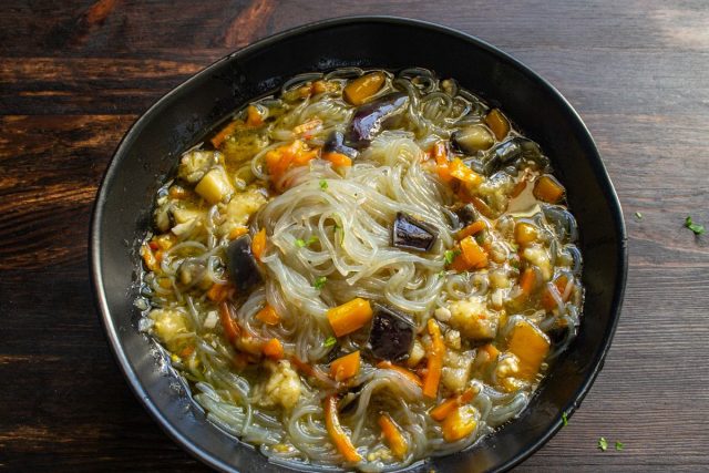 Разливаем суп по тарелкам, посыпаем зеленью и сбрызгиваем лимонным соком перед подачей. Разливаем суп по тарелкам, посыпаем зеленью и сбрызгиваем лимонным соком перед подачей.