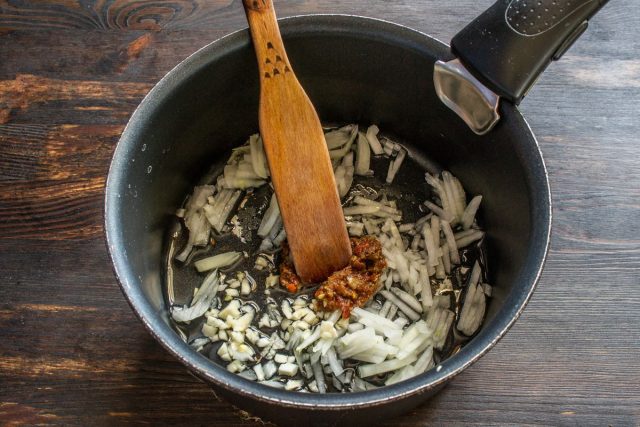 Подготавливаем острую основу: растираем чили с солью, нарезаем лук с чесноком и отправляем всё в разогретое масло. Подготавливаем острую основу: растираем чили с солью, нарезаем лук с чесноком и отправляем всё в разогретое масло.