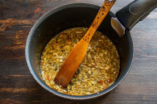 Пассеруем лук до мягкости, добавляя немного бульона для ускорения процесса и вкуса.