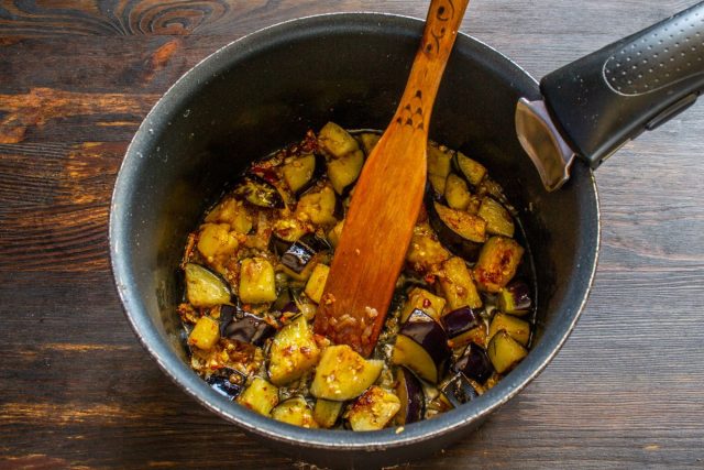 Обжариваем баклажаны, помешивая, до появления золотистого цвета. Обжариваем баклажаны, помешивая, до появления золотистого цвета.