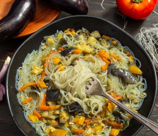 Суп с баклажанами и рисовой лапшой - Рецепты Суп с баклажанами и рисовой лапшой