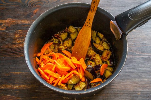 Нарезаем морковь тонкой соломкой и добавляем к остальным овощам. Нарезаем морковь тонкой соломкой и добавляем к остальным овощам.