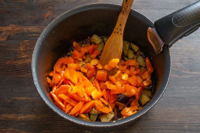 Режем сладкий перец кубиками и отправляем в суп следом за морковью. Режем сладкий перец кубиками и отправляем в суп следом за морковью.